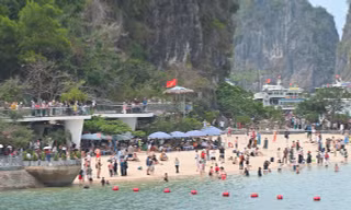 Vịnh Hạ Long nườm nượp người 