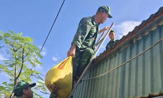 Bộ đội Biên phòng giúp dân chạy bão ở Quảng Ninh