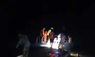 Lật bè chở 17 người trên biển Quảng Ninh, 2 người thiệt mạng