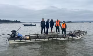 Dùng bè mảng chở 800 kg nầm lợn từ Trung Quốc về Móng Cái