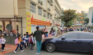 Phụ huynh bức xúc vì hiệu trưởng đỗ ô tô Lexus chắn cổng trường giờ tan học