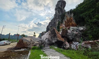 Núi đá bất ngờ đổ sập xuống đường bao biển ở Quảng Ninh