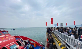 Khách du lịch ùn ùn đi Cô Tô 