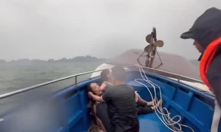 Cận cảnh cứu hộ tàu lật trên vịnh Hạ Long, cứu được 12 người, vớt được 3 thi thể