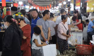 Chưa hết nghỉ lễ khách đã nườm nượp đi mua hải sản mang về 