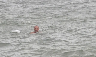 Quảng Ninh mưa mù trời, người đàn ông thản nhiên tắm biển