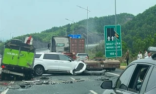 Xế hộp biến dạng sau cú lao thẳng vào xe hút bụi trên cao tốc