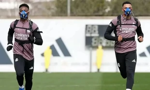 Các cầu thủ Real Madrid đeo mặt nạ K5.