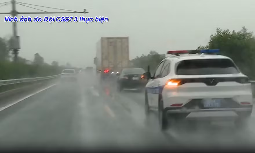 VIDEO: CSGT thị phạm 'làn đường vượt xe' trên cao tốc