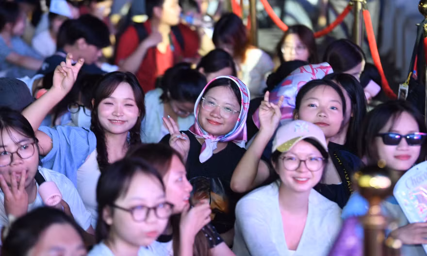 Hàng nghìn người đổ về phố đi bộ Trần Nhân Tông