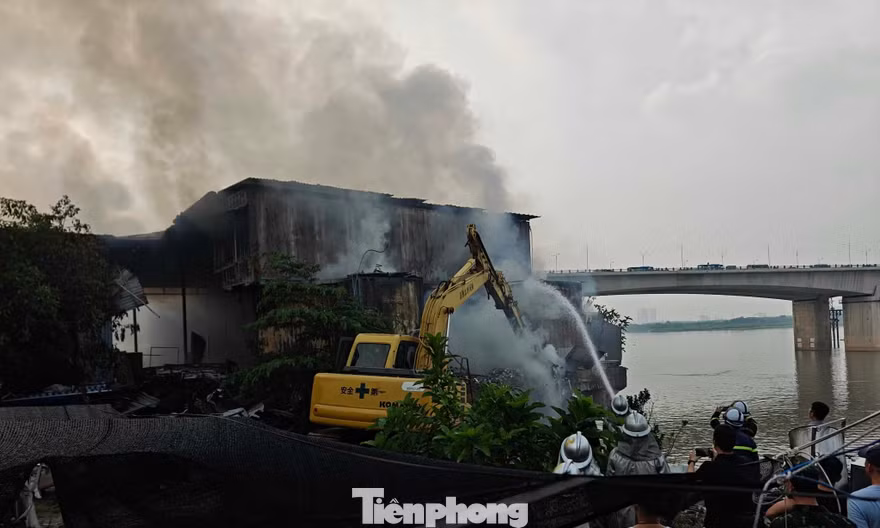 Hà Nội: Cháy nhà kho trên đường Bạch Đằng