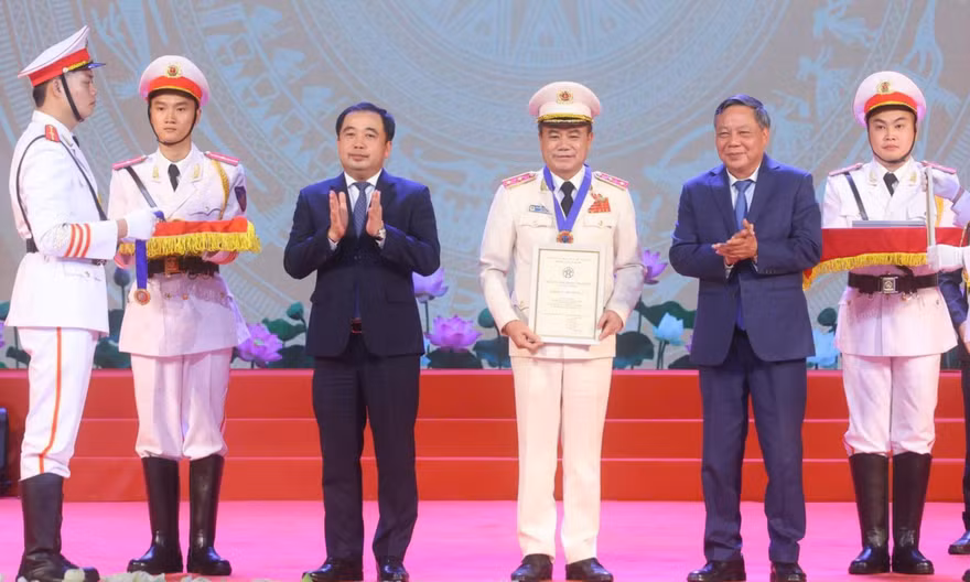 Giám đốc Công an Hà Nội được trao tặng danh hiệu 'Công dân Thủ đô ưu tú'