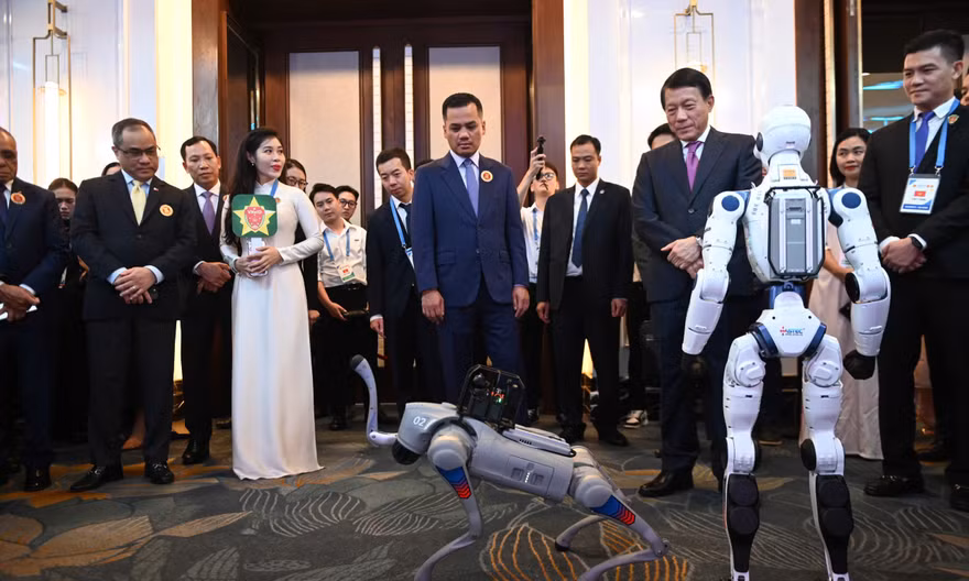 Bộ trưởng Lương Tam Quang tham quan triển lãm các giải pháp ứng dụng dữ liệu dân cư