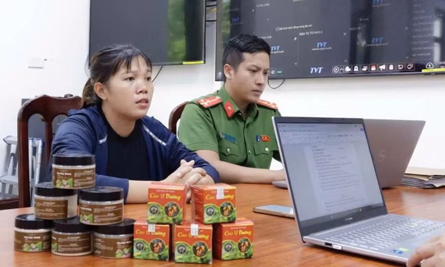 Bắt 8 đối tượng lừa bán 'thuốc nam gia truyền' chữa các loại khối u