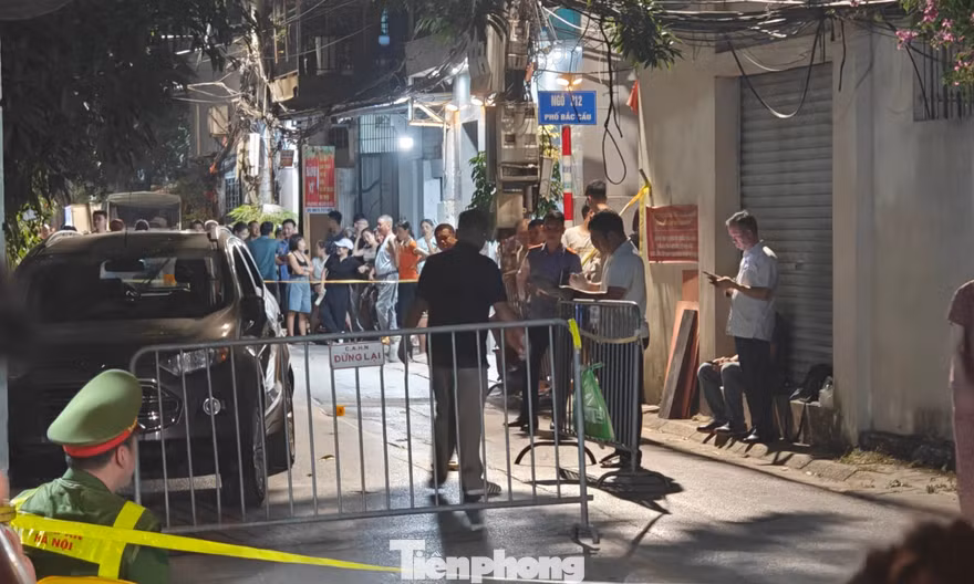 Hà Nội: Người đàn ông bị đâm tử vong trên ô tô, nghi phạm bỏ trốn