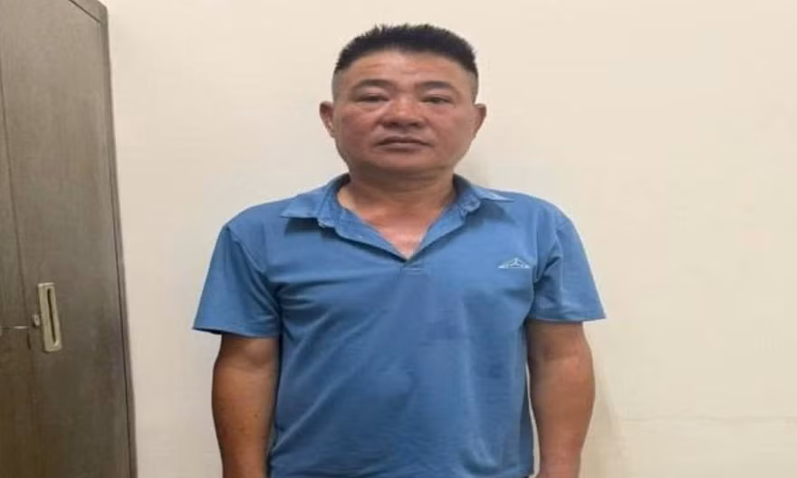 Khởi tố đối tượng đi xe máy chặn đầu ô tô, tát tài xế ở Hà Nội