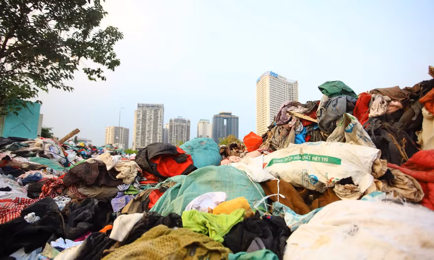 Gần 300 tấn quần áo cũ chất thành đống rác ở Hà Nội