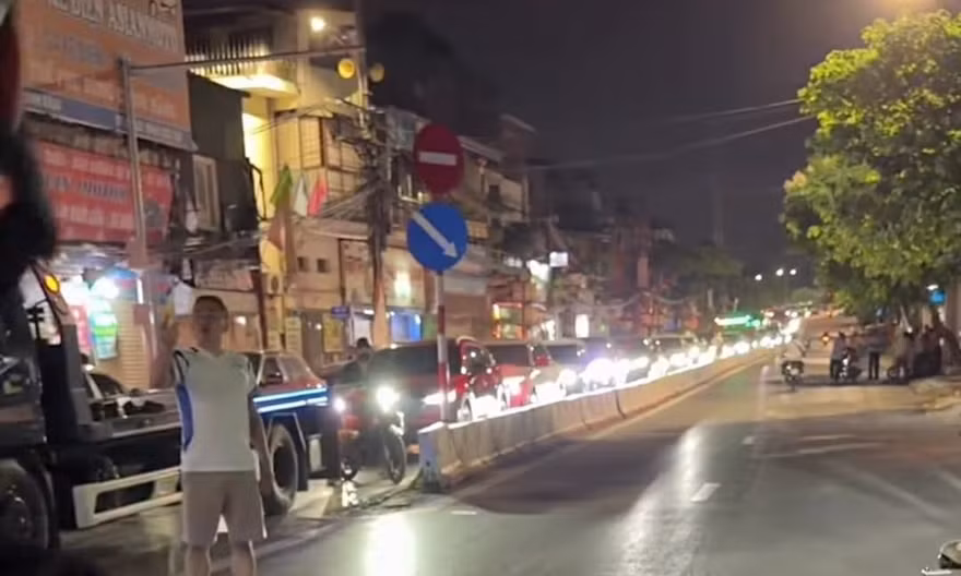 Hà Nội: Đèn tín hiệu giao thông liên tục đỏ, ô tô xếp hàng dài trong đêm
