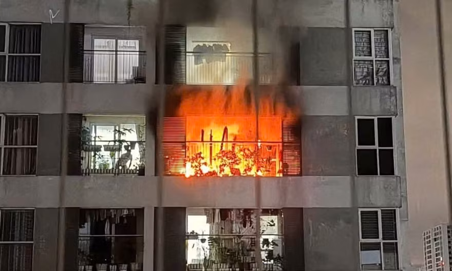 Căn hộ chung cư bốc cháy ngùn ngụt lúc rạng sáng
