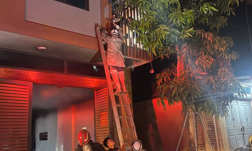 Hà Nội: Cảnh sát phá 'chuồng cọp', giải cứu 2 người mắc kẹt trong ngôi nhà 6 tầng bị cháy