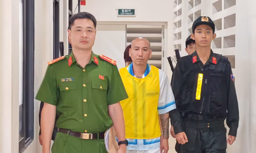 Phú Lê tại cơ quan điều tra.
