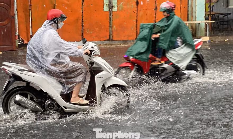 Mưa dông ập xuống, nhiều tuyến đường TPHCM lại biến thành sông