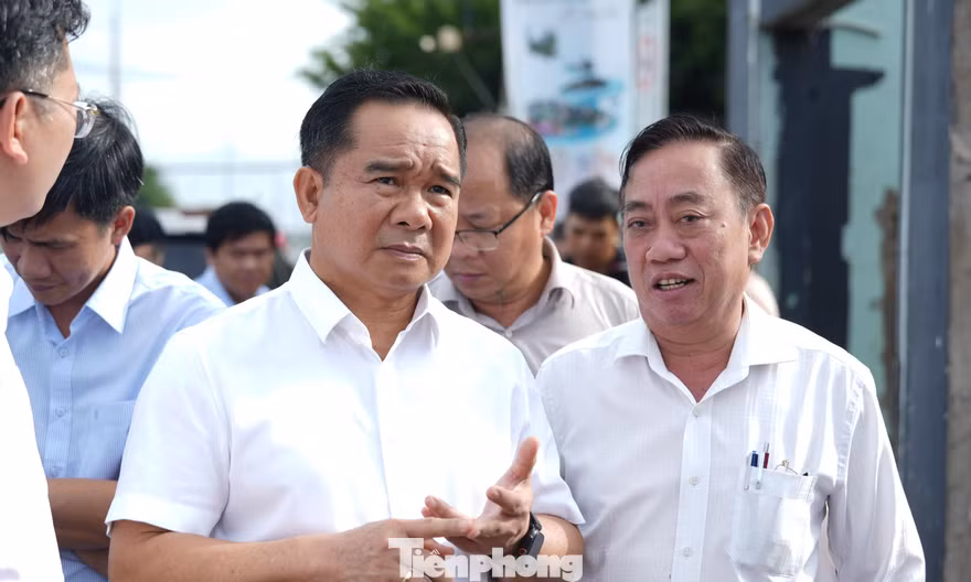Chủ tịch TPHCM 'thúc' tiến độ loạt dự án hạ tầng giao thông ở cửa ngõ phía Tây