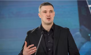 Cựu Bộ trưởng Quốc phòng Ukraine bất ngờ kêu gọi tổ chức bầu cử, thách thức Tổng thống Zelensky
