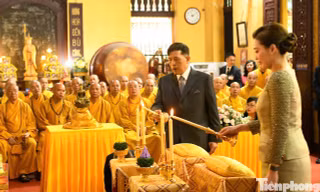 Nhà vua Thái Lan và Hoàng hậu thăm chùa Quán Sứ và dự lễ cầu an 