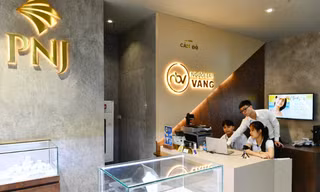 Giá cổ phiếu PNJ chia đôi, xuất hiện dòng tiền 'giải cứu'