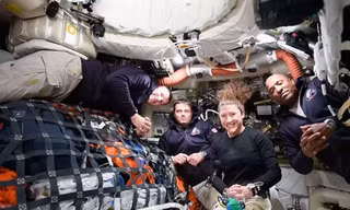 NASA công bố những bức ảnh đẹp ngỡ ngàng từ tàu Mặt trăng Artemis II