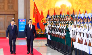 Thủ tướng Lê Minh Hưng chủ trì lễ đón Thủ tướng Lào Sonexay Siphandone