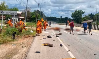 Thái Lan: Bé trai 11 tuổi lái xe lao vào đoàn hành hương, 26 nhà sư thương vong