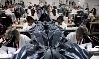 Xưởng thời trang chuyển sang may túi đựng thi thể sau thảm họa động đất Venezuela