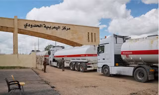 Hàng nghìn xe tải nối đuôi qua Syria, Iraq tìm lối thoát khỏi ‘nút thắt’ Hormuz