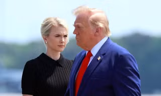Nữ trợ lý của Tổng thống Trump bỗng dưng thành tâm điểm chú ý sau vụ bí mật đổi máy bay