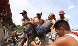 Venezuela căng mình giành sự sống dưới đống đổ nát, nhiều nước khẩn cấp hỗ trợ