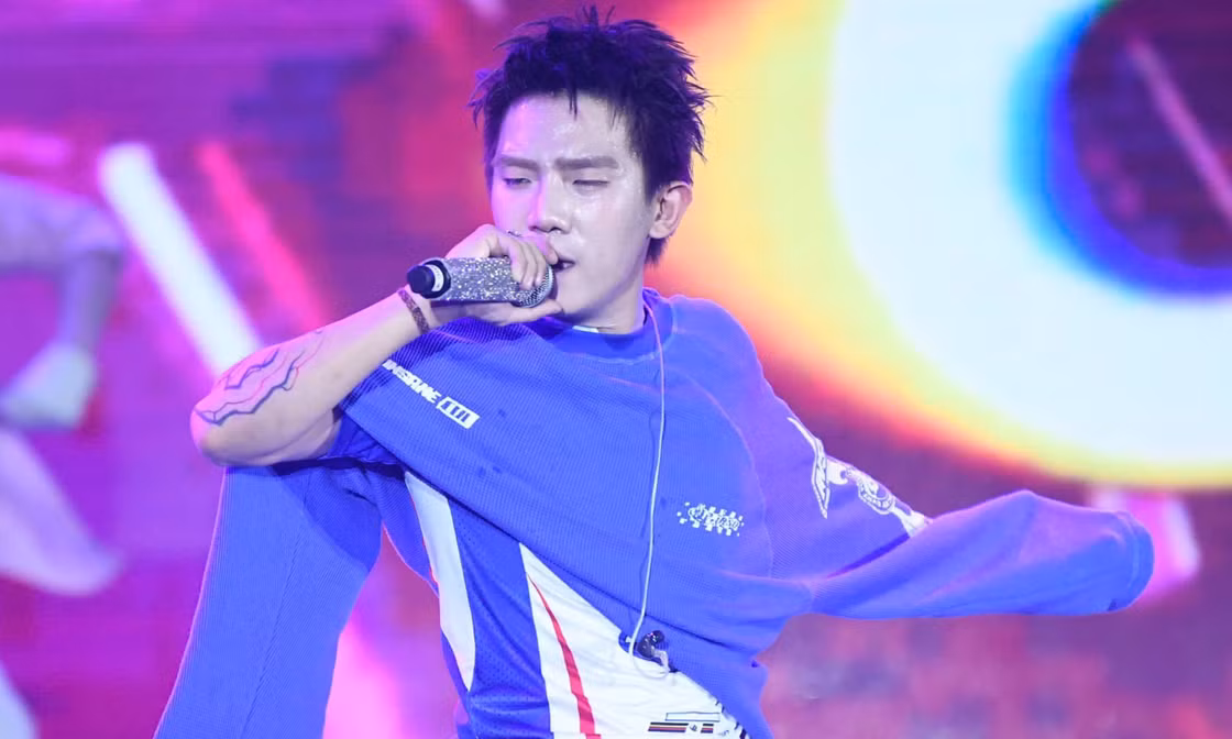 CoolKid giữa biển người ở phố đi bộ Trần Nhân Tông