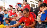 Khán giả phố đi bộ Nguyễn Huệ vây kín siêu sao Gilberto Silva, Tiến Linh và nghệ sĩ Việt 