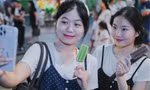 Đổ xô xếp hàng ăn kem Tràng Tiền trước ngày đóng cửa