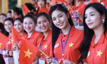 Các cô gái Hoa hậu Việt Nam hò reo cùng hàng nghìn cổ động viên trên sân Hàng Đẫy