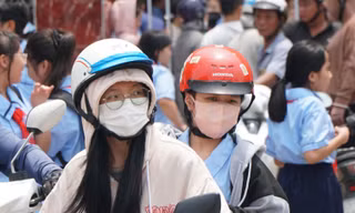Mang cơm tới trường cho con sau vụ phát hiện 'cánh gà chiên còn sống' trong suất ăn 