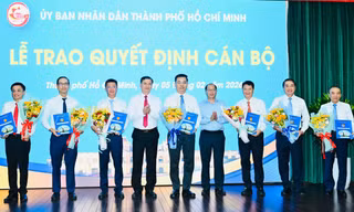 Lãnh đạo TPHCM tặng hoa chúc mừng ông Nguyễn Văn Dũng trúng cử Phó Chủ tịch HĐND TPHCM, ông Phạm Văn Nghì giữ chức Ủy viên UBND TPHCM. Ảnh: Ngô Tùng