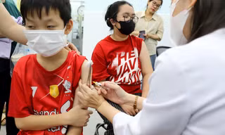 4 học sinh TPHCM mắc não mô cầu, phụ huynh cuống cuồng kiểm tra sổ tiêm chủng
