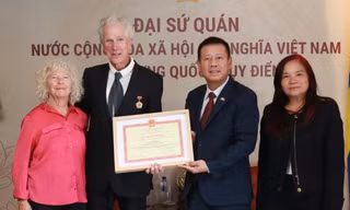 Đạo diễn Thụy Điển nhận kỷ niệm chương nhờ bộ phim về ngày 30/4/1975