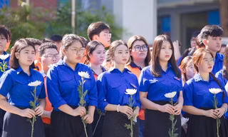 Học sinh, sinh viên TPHCM đứng chật kín bên đường tiễn đưa 731 hài cốt liệt sĩ