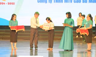 733 học sinh, sinh viên ngành Cao su được trao học bổng “28/10” năm 2025