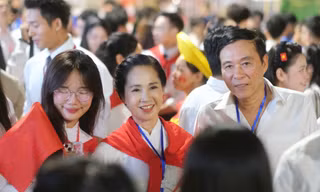 Người dân đứng kín phố Quán Thánh cổ vũ nghệ sĩ tổng hợp luyện diễu hành A80