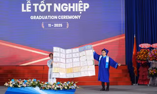 Tân kỹ sư mang 30 giấy khen tới lễ tốt nghiệp nhận mưa lời khen