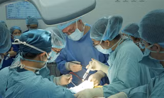 Lần đầu tiên ở Việt Nam cấy điện cực để phục hồi chức năng nghe cho 2 trẻ điếc bẩm sinh